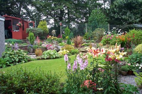 Example of an award winning, well-kept Baberton back garden.